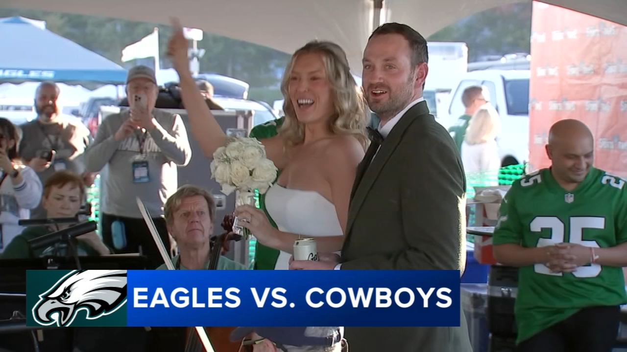 Chicago couple Lindsey Carl, Brandon Byrd get married at Philadelphia Eagles tailgate before MNF
       — Bryn Mawr Community news